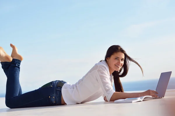 Frau arbeitet am Laptop — Stockfoto