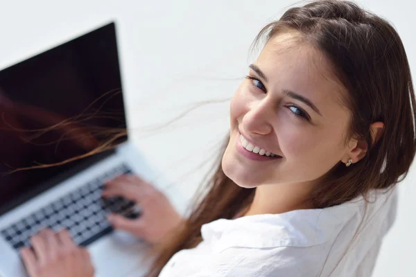 ラップトップコンピュータで働く女性 — ストック写真
