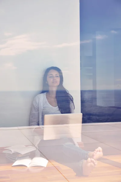 Vrouw werkt op laptop — Stockfoto