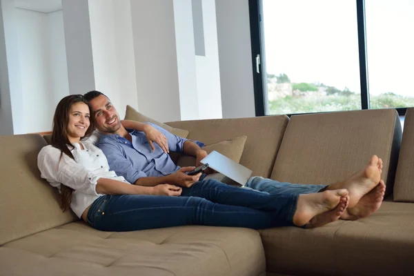 Casal no sofá — Fotografia de Stock