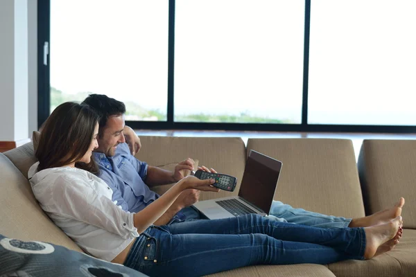 Pareja en sofá — Foto de Stock