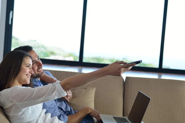 Pareja en sofá —  Fotos de Stock