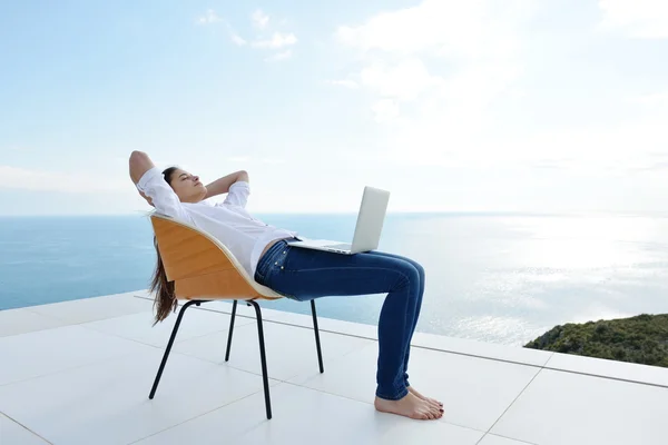 Frau arbeitet am Laptop — Stockfoto