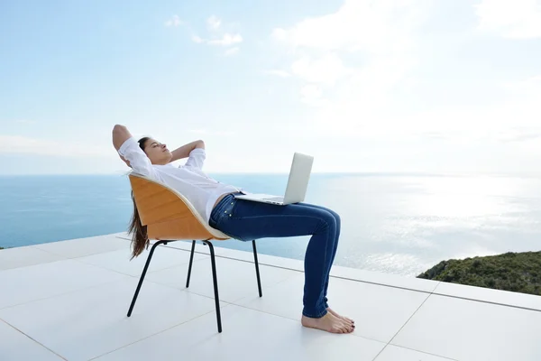 Frau arbeitet am Laptop — Stockfoto