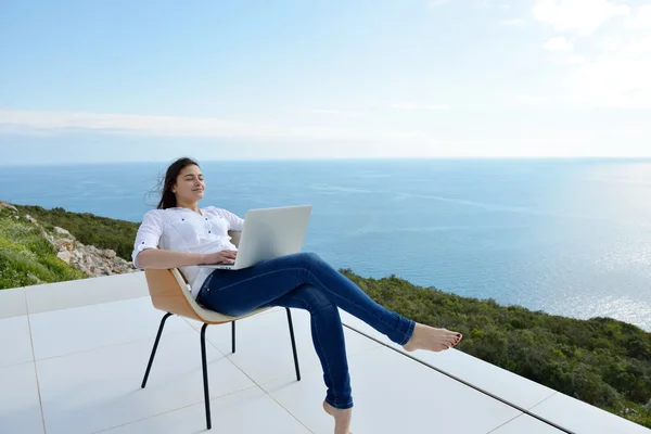 Vrouw werkt op laptop — Stockfoto