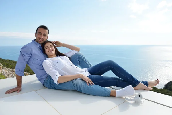 Paar auf der Terrasse — Stockfoto