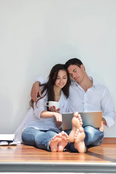 Casal trabalhando no computador portátil — Fotografia de Stock