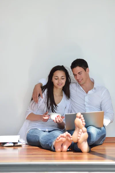 Paar werken op laptopcomputer — Stockfoto