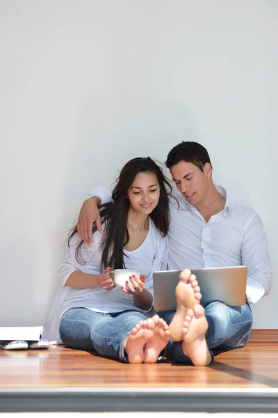 Paar werken op laptopcomputer — Stockfoto