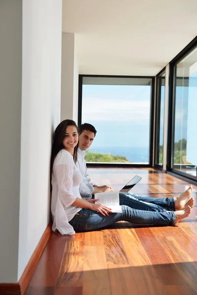 Pareja trabajando en el ordenador portátil — Foto de Stock