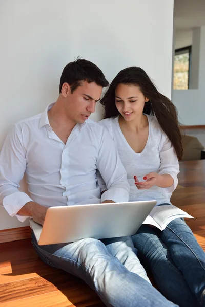 Pareja trabajando en el ordenador portátil — Foto de Stock