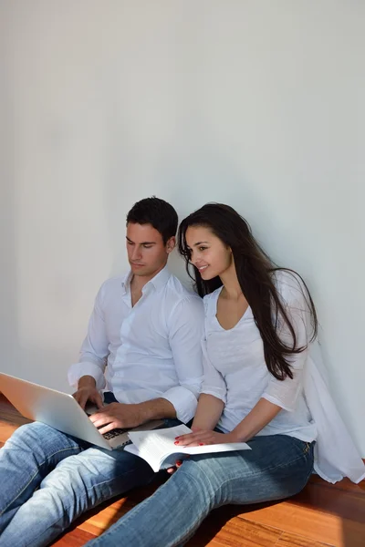 Dizüstü bilgisayar üzerinde çalışan çift — Stok fotoğraf