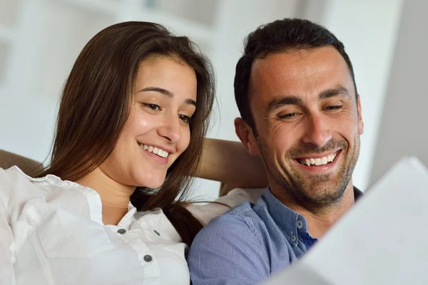 Casal trabalhando no computador portátil — Fotografia de Stock