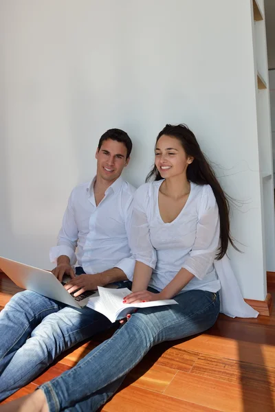 Pareja trabajando en el ordenador portátil — Foto de Stock