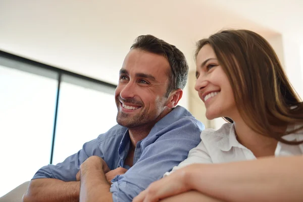 Pareja en casa — Foto de Stock