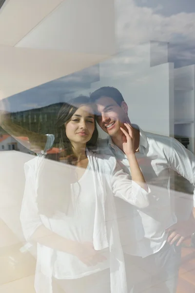 Relaxado jovem casal em casa — Fotografia de Stock