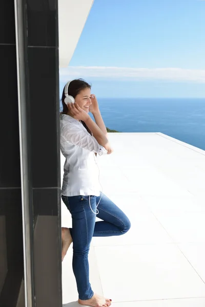 Chica escuchando música en auriculares blancos —  Fotos de Stock