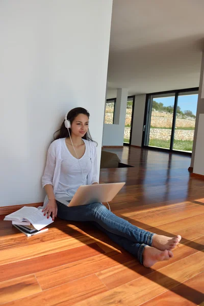 Vrouw werkt op laptop — Stockfoto