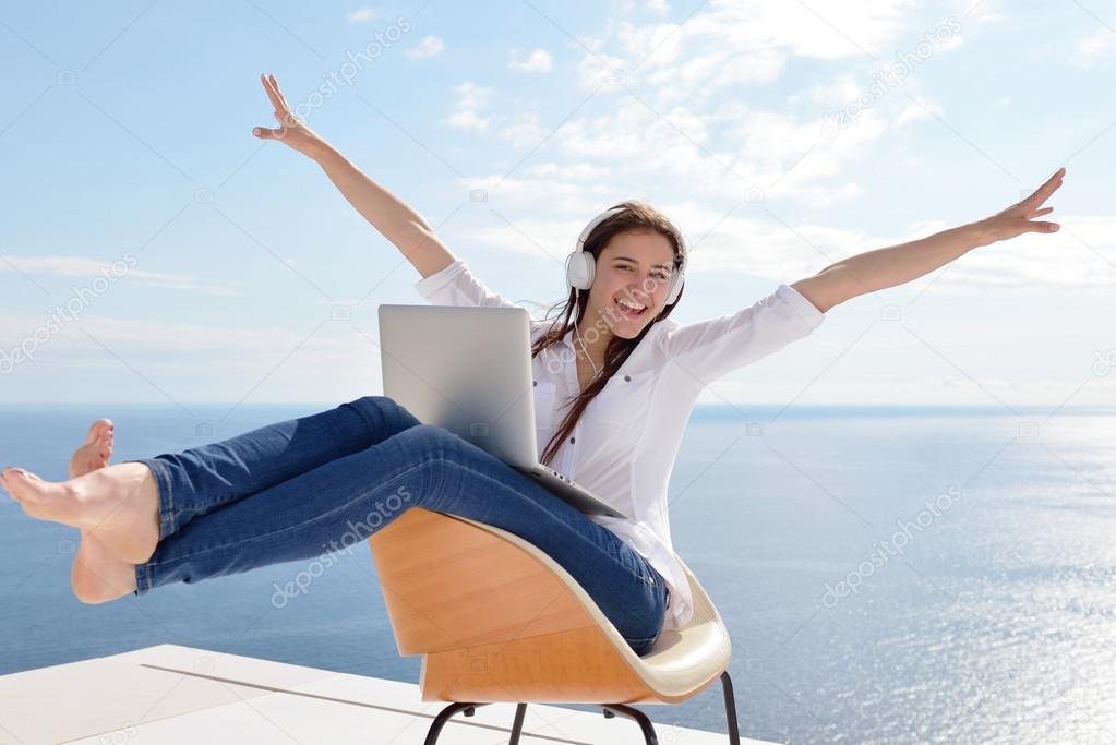 Наслаждение жизнью. Удовлетворение женщины. Фотосессия с едой. Романтическая девушка с мечтательной улыбкой и персиком фото. Девушка радуется.