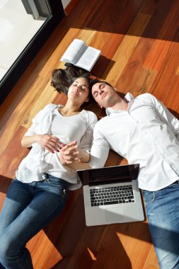 dizüstü bilgisayar üzerinde çalışan çift