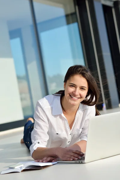 Frau arbeitet am Laptop — Stockfoto