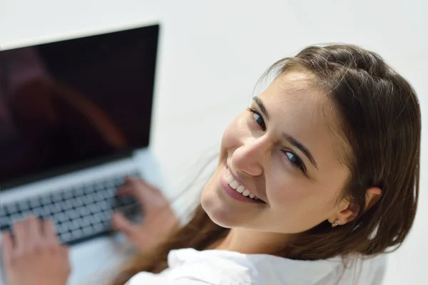 Frau arbeitet am Laptop — Stockfoto