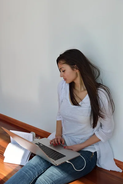 Woman working on laptop — Stock Photo, Image