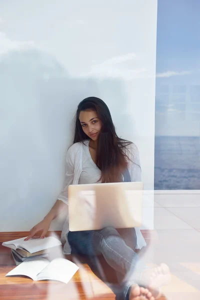 Woman working on laptop — Stock Photo, Image