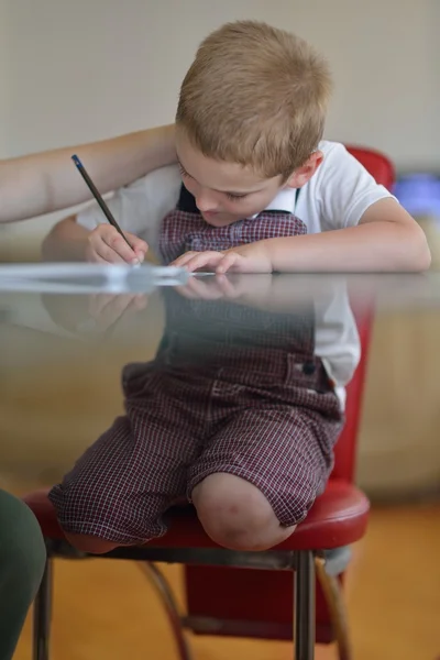 Jongen doet huiswerk — Stockfoto