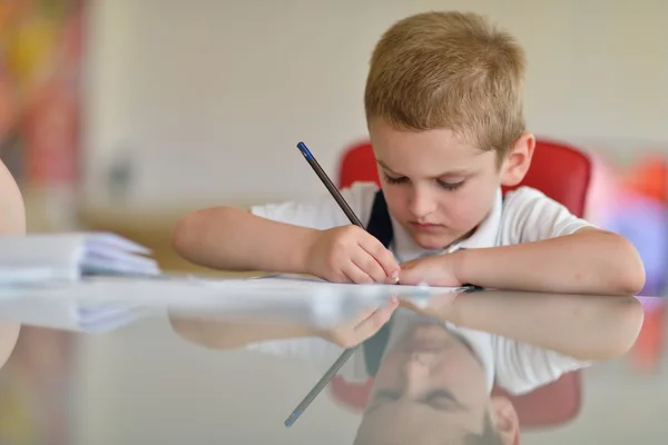 Garçon faire des devoirs — Photo