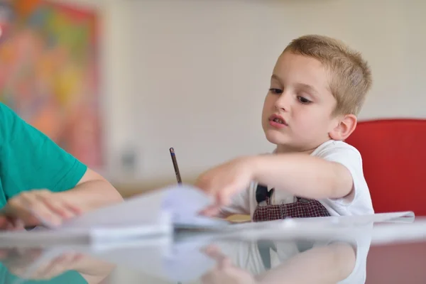 Jongen doet huiswerk — Stockfoto