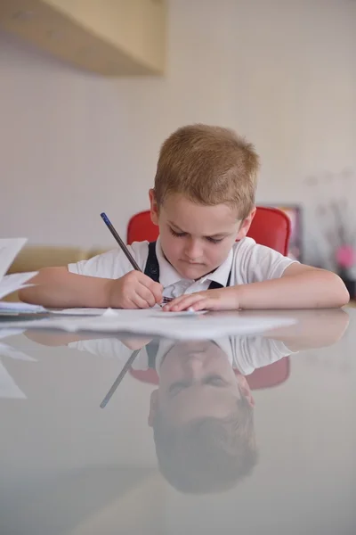 Chico haciendo tarea —  Fotos de Stock