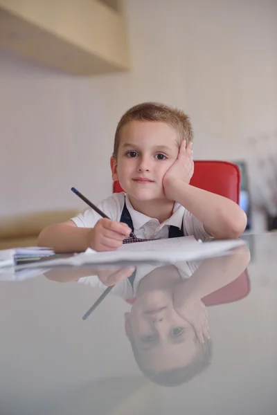 Garçon faire des devoirs — Photo