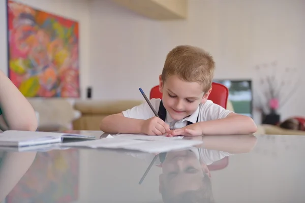 Garçon faire des devoirs — Photo