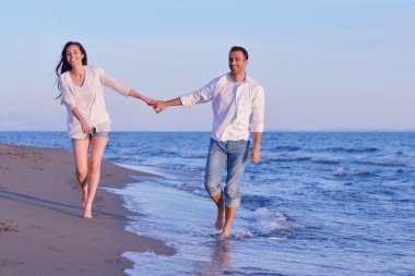 Kumsalda genç bir çift eğlenmek