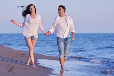 Kumsalda genç bir çift eğlenmek