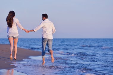 Kumsalda genç bir çift eğlenmek