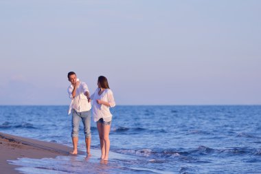 Kumsalda genç bir çift eğlenmek