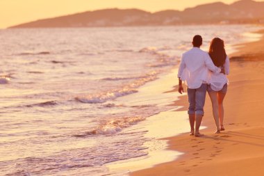 Kumsalda genç bir çift eğlenmek