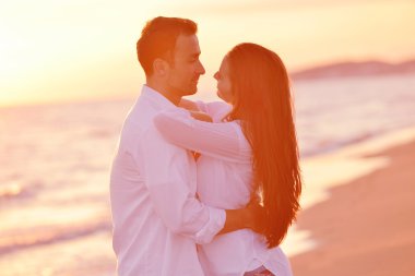 Kumsalda genç bir çift eğlenmek