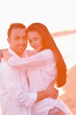 Kumsalda genç bir çift eğlenmek