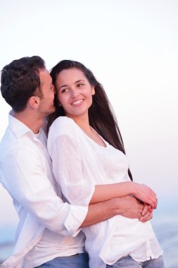 Kumsalda genç bir çift eğlenmek