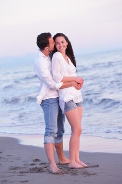 Kumsalda genç bir çift eğlenmek