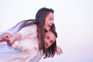 Kumsalda genç bir çift eğlenmek