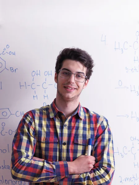 Adolescente em aulas de química — Fotografia de Stock