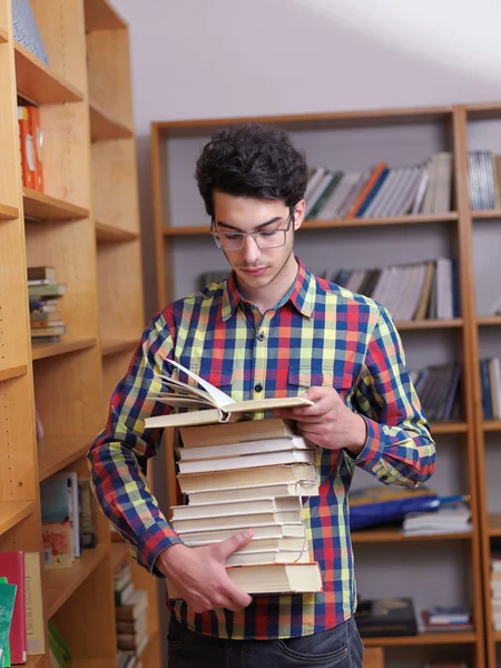 Tiener in bibliotheek — Stockfoto