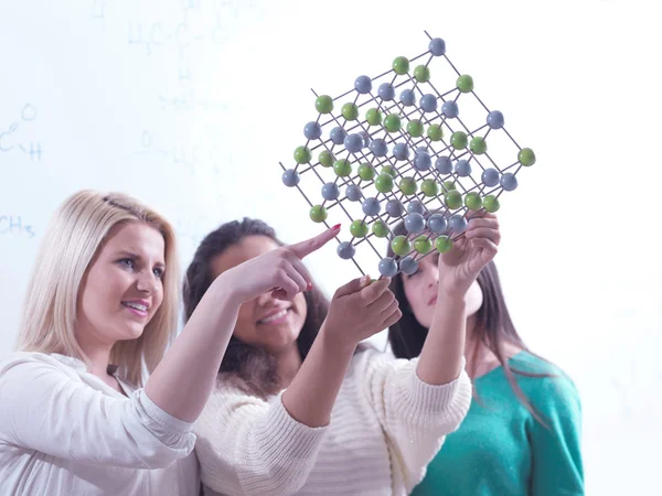 Adolescenza gruppo a scuola — Foto Stock