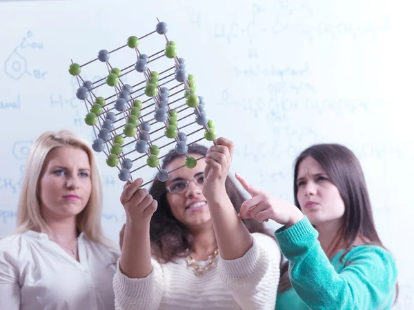 Tonårsgrupp i skolan — Stockfoto