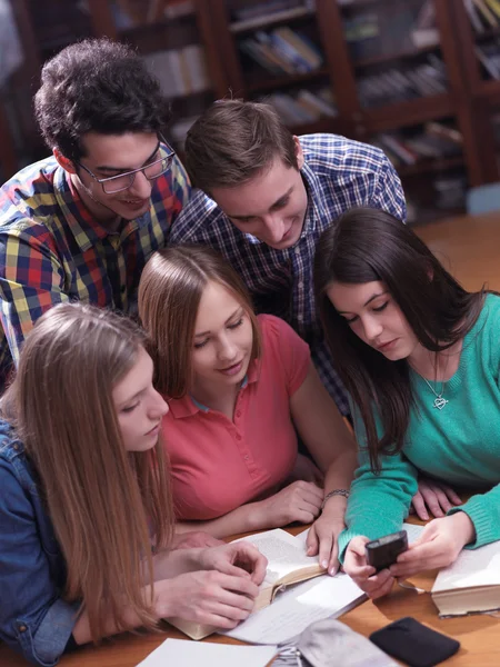 Tonårsgrupp i skolan — Stockfoto