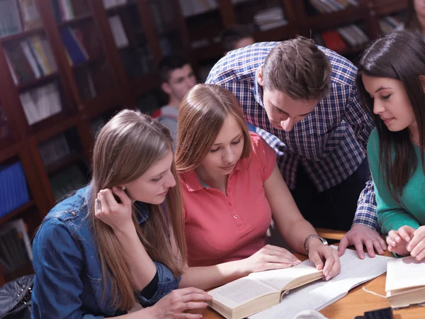 Groep tieners op school — Stockfoto